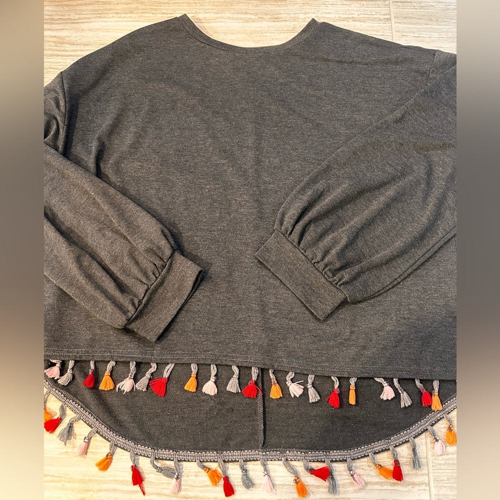 Gray Sweatshirt with Colorful Tassels
Size L